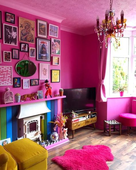 Hot Pink Living Room, Artex Ceiling, Analog Art, Pink Accent Walls, Hot Pink Walls, Pink Living Room Decor, Funky Living Rooms, Pink Board, Pink Rooms