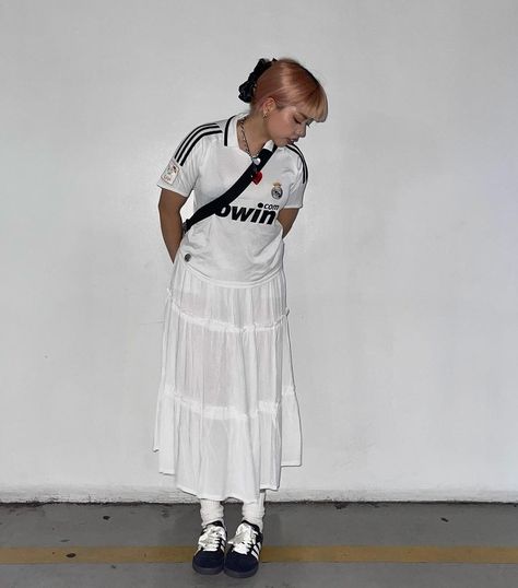 Adidas Jersey Outfit, Sports Shirt Outfit, Hip Outfits, Sporty Coquette, Sports Jersey Outfit, Gorpcore Outfit, Normcore Outfits, Outfit Sporty, Football Jersey Outfit