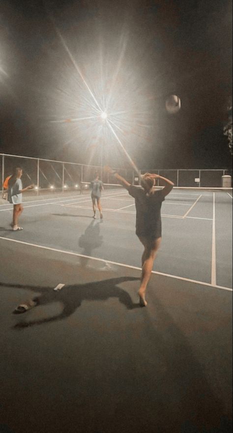 Siatkowka Aesthetic, Summer Volleyball Aesthetic, Aesthetic Volleyball Photos, Late Night Summer Aesthetic, Volleyball At Night, Volleyball Girl Aesthetic, Volleyball Aesthetic Pictures, Volley Aesthetic, Volleyball With Friends