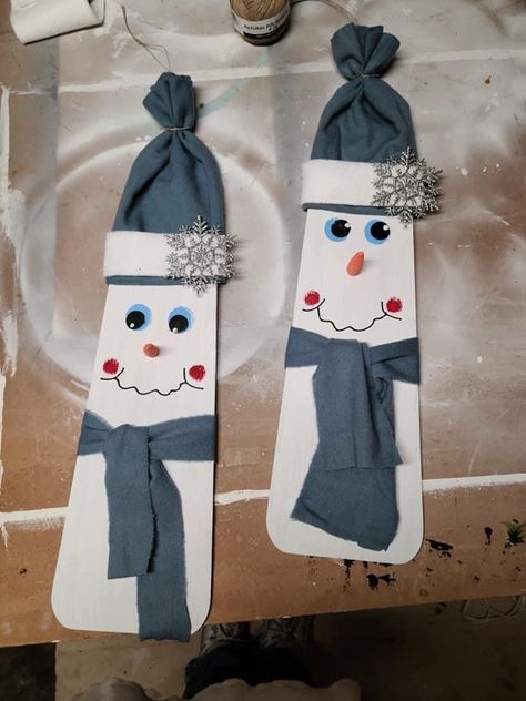 Fan Blade Art Ideas, Painted Fan Blades, Ceiling Fan Crafts, Fan Blade Art, Ceiling Fan Art, Old Ceiling, Ceiling Fan Parts, Carnival Tickets, Cute Snowmen