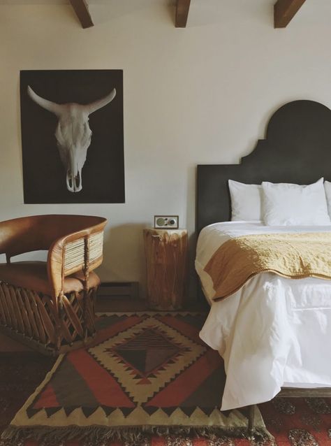 An Insider’s Guide to Santa Fe’s Coolest Restaurants, Shops Desert Guest Room, Dark Southwestern Aesthetic, Mid Century Desert Home, Desert Modern Interior Design, Southwestern Decorating Bedroom, Desert Bedroom Aesthetic, Modern Desert Bedroom, Desert Modern Bedroom, Pendleton Bedroom