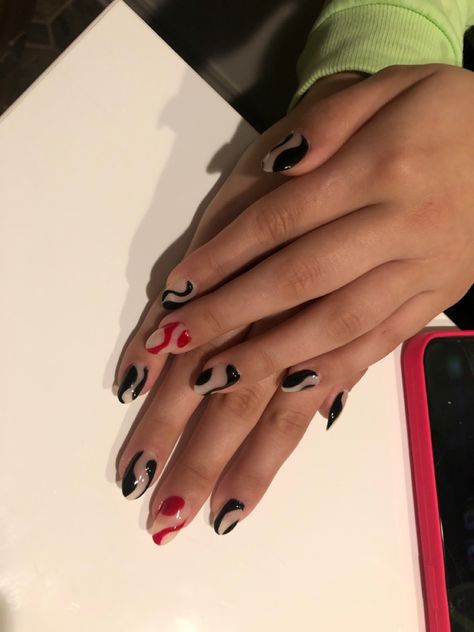 Red And Black Nails Natural, Short Black Nails For Prom, Nails That Go With A Red Dress And Black Heels, Black Accent Acrylic Nails, Simple Nails Red And Black, Simple Nail Designs Red And Black, Red Nails With Black Accent Nail, Read And Black Nails, Round Birthday Nails