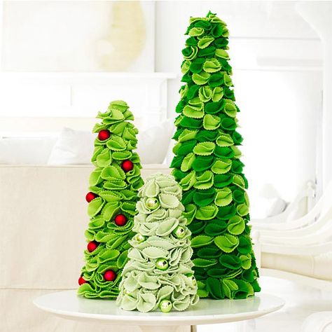 Remodelando la Casa: Sweater Christmas Tree Cone + 20 More Ideas Easy Felt Crafts, Diy Crafts Christmas, Cone Christmas Trees, Tabletop Christmas Tree, Christmas Tree Crafts, Felt Christmas Tree, Mini Christmas Tree, Tree Crafts, Christmas Love