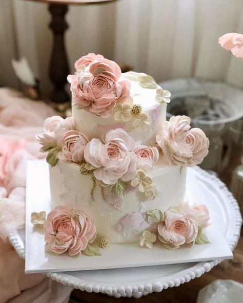 𝑊ℎ𝑖𝑝𝑝𝑒𝑑 𝑐𝑟𝑒𝑎𝑚 𝑓𝑙𝑜𝑤𝑒𝑟𝑠 라넌🤍 | Instagram Whipped Cream Flowers, Cake For Women, Flower Buttercream, Flower Piping, Flower Wedding Cake, Floral Cakes, Cake Cafe, Cake Recipes Easy Homemade, Pistachio Cake