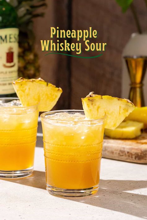 Whiskey Pineapple Cocktail, Whiskey Smash Cocktail, Pineapple Whiskey Drinks, Pineapple Whiskey Sour, Pineapple Bourbon Cocktail, Cocktail With Pineapple, Simple Whiskey Cocktails, Cocktails With Pineapple Juice, Whiskey Mixed Drinks