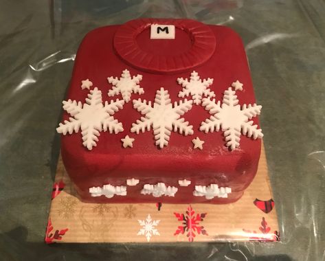 Little Christmas jumper 2018 Christmas Jumper Cake, Cake Designs Rectangle, Ugly Christmas Sweater Cake, Sweater Cake, Christmas Themed Cake, Creative Wedding Cakes, Christmas Cake Designs, Xmas Jumpers, Christmas Cake Decorations