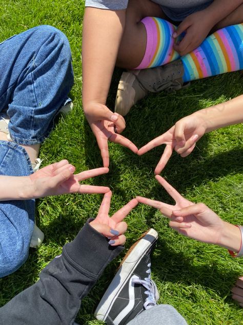 HAND STAR⭐️ Star Group Pose, Hand Poses For Photos, Star Hand Pose, Friendship Aesthetics, Friends Holding Hands, Twinkling Watermelon, Group Selfie, Friends Group Photo, Hand Poses