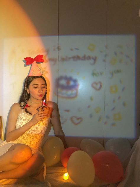 Korean Birthday Party Aesthetic, Birthday Projector Photoshoot, Birthday Projector, Comfy Movie Night, Post Poses, Projector In Bedroom, Projector Photography, Korean Photoshoot, Aesthetic Birthday