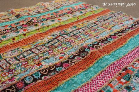 Learn how to sew a simple fabric strip rag quilt using jelly rolls. An easy DIY craft tutorial idea that is perfect for beginner quilters. Jelly Roll Rag Quilt, Strip Rag Quilts, Rag Quilting, Rag Quilt Tutorial, Rag Quilt Patterns, Jelly Roll Quilt Patterns, Rag Quilts, Jelly Rolls, Jellyroll Quilts