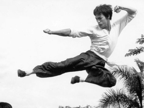 Bruce Lee Abs Workout, Flying Kick, Bruce Lee Pictures, Bruce Lee Art, Bruce Lee Martial Arts, Bruce Lee Photos, Jeet Kune Do, Brandon Lee, Dc Memes