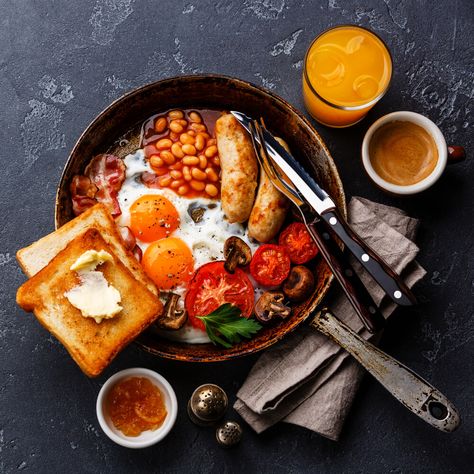 Breakfast Beans, British Breakfast, Eggs Toast, Breakfast Cooking, Menu Sarapan Sehat, Beans On Toast, Breakfast Platter, Fried Eggs, Cooked Breakfast