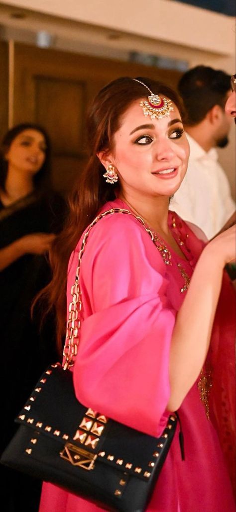 Hania Aamir, Hania Amir, Desi Fashion Casual, Pakistani Dresses Casual, Pakistani Fashion Party Wear, Beautiful Pakistani Dresses, Indian Dresses Traditional, Traditional Indian Outfits, Simple Pakistani Dresses