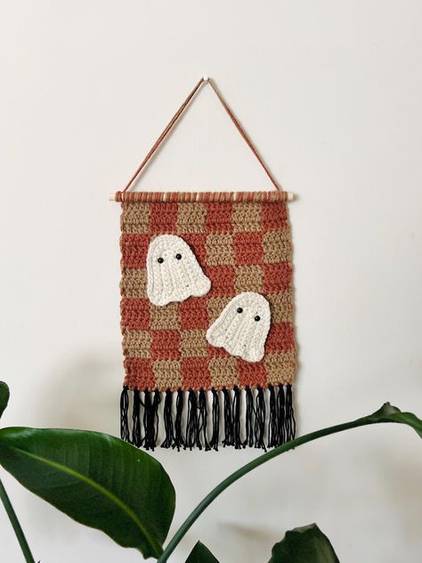 Cute spooky meets retro in this crocheted, checkered wall hanging sign! Perfect addition to your nursery, bedroom, living space to give things a retro feel and a festive touch! Crocheted on a 12" dowel and about 14" (from down to bottom of tassels). Yarn used is a blend of wool and acrylic. Diy Crochet Wall Hanging, Gothic Crochet, Checkered Wall, Crochet Wall Decor, Checkered Crochet, Crochet Checkered, Spooky Summer, Crochet Wall Hangings, Crochet Quilt