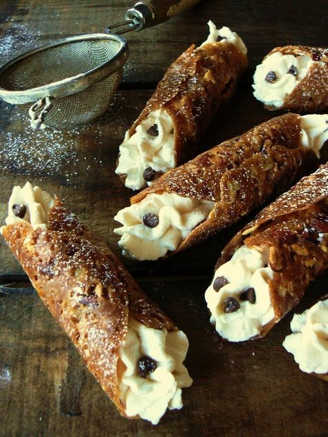 Amaretto Lace Cannoli Florentine Cannoli, Pf Ideas, Makanan Italia, Cannoli Recipe, Kolaci I Torte, Pasta Carbonara, Best Italian Recipes, Think Food, Italian Desserts