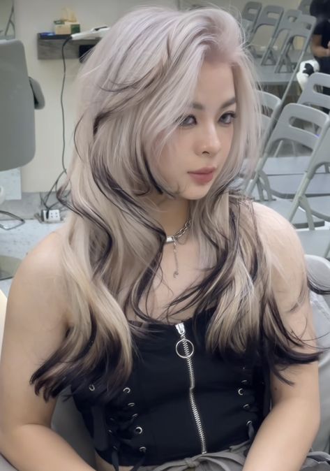 White Hair Tips Dyed, Platinum With Black Tips, Black And White Blonde Hair, Black Hair Bleached Tips, Alt Hair Blonde, Ice Blonde Balayage Dark Roots, White Roots Black Hair, Hair Dye Ideas For Pale Skin, Best Hair Color For Pale Skin Hazel Eyes