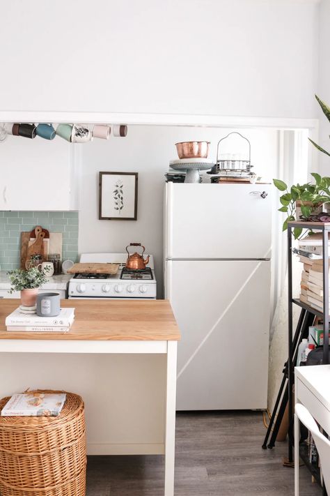 350 Square Feet Studio Apartment, Quirky Apartment, Studio Apartment Kitchen, Cozy Studio Apartment, Tiny Studio Apartments, Studio Apartment Design, French Apartment, Small Apartment Interior, Flat Decor