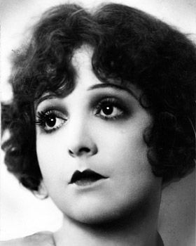 This is a photo of Madge Bellamy. Madge's cupid bow lipstick was popular in the 20's. The shape the lipstick made resembled Cupid's bow. Her dark eye makeup is character to the 20's when the Egyptian revival occurred. 1920’s Makeup, 1920 Makeup, 20s Makeup, Maquillage Goth, 1920s Makeup, Grey Eyeshadow, Dark Eye Makeup, Drag Make-up, 1920s Hair