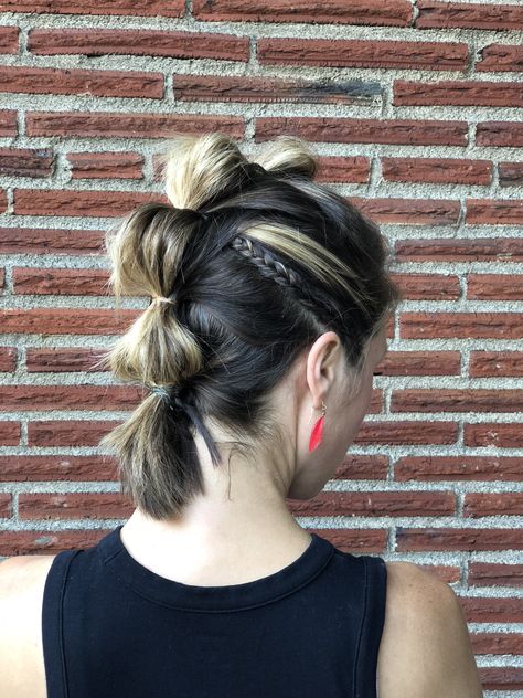 Bubble mohawk with a single corn row on short-medium length hair Bubble Braid Mohawk, Bubble Mohawk, Corn Row Hairstyles, Bubble Braids Short Hair, Bubble Braids Tutorial, Braid Mohawk, Braids Short Hair, Easy Hair Dos, Short Medium Length Hair