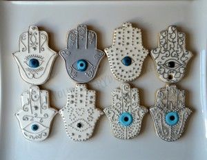 Hamsa Cookies, Diwali Cookies, Eye Clinic, Princess Cookies, Evil Eye Art, Iced Biscuits, Cupcakes Decorados, Wedding Sweets, Henna Party