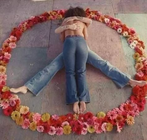 Hippie Lifestyle, Hippie Aesthetic, Mode Hippie, 70s Aesthetic, Hippie Peace, Hippie Chick, Hippie Life, Happy Hippie, Hippie Love