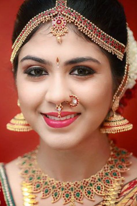 South Indian Bridal With Traditional Jewellery Indian Bridal Nose Ring Wedding, South Indian Bride Nose Ring, Wedding Reception Makeup, Nose Pin South Indian, Telugu Bride Nose Ring, South Indian Bridal Makeup, South Indian Makeup, Spring Wedding Makeup, Bharatanatyam Nose Ring