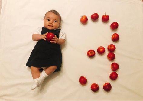 #3months #babyphotos #babymonthlyphotos #babymonthbymonth #apple #baby Apple Baby Photoshoot, Baby Apple Photoshoot, 1 Month Photoshoot Ideas, 1 Month Photoshoot, Month Photoshoot Ideas, Apple Photoshoot, Baby Apple, Apple Photo, Monthly Photos