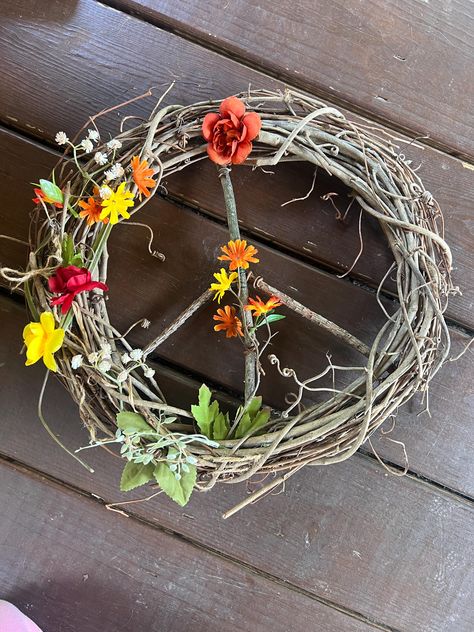 Peace sign patchouli scented wild flower wreath Peace Sign Wreaths, Weeping Wreaths, Boho Garden Ideas Diy, Diy Boho Wreath, Boho Garden Ideas, Peace Sign Wreath, Hippy Life, Peace Wreath, Spring Porch Decor