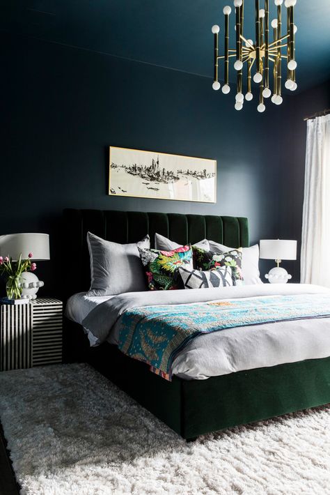 Green Bed, Velvet Bed Frame, Bedroom Painting, Moody Bedroom, Velvet Bed, Green Bedding, Bedroom Green, Decoration Inspiration, Master Bedrooms Decor