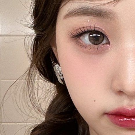 Wonyoung Eyelashes, Wonyoung Glitter Makeup, Kpop Idol Lashes, Wonyoung Make Up, Wonyoung Eye Makeup, Wonyoung Eyes, Ive Makeup, Wonyoung Makeup Look, Wonyoung Details