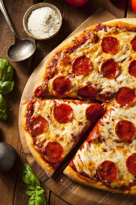 Skip takeout or delivery and try these homemade pizza recipes instead! From classic toppings to unique combos like spinach artichoke or asparagus and bacon, you'll flip for these pizzas. Healthy Pizza Sauce, Calories Pizza, Low Calorie Pizza, Homemade Dough Recipe, 500 Calories Recipes, Papa Johns Pizza, Healthy Pizza Recipes, Pizza Sauce Recipe, Papa Johns