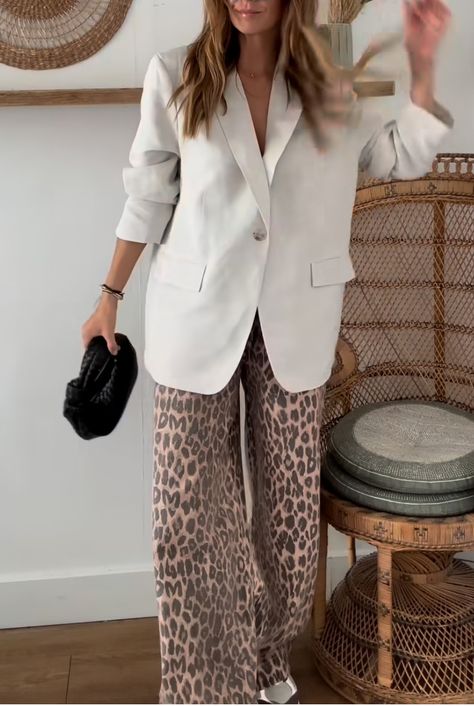 Printed Pants Outfits, Elegance Dress, Leopard Print Outfits, Leopard Print Jeans, Leopard Print Pants, Classy Fashion, Print Pants, Fashion Mistakes, Mode Inspo