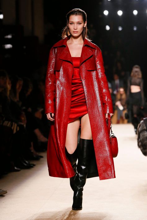 Red Leather Coat, Runway Outfits, Long Leather Coat, Coat Trends, Catwalk Fashion, Summer Work Outfits, Live Fashion, Fashion Fits, Bella Hadid