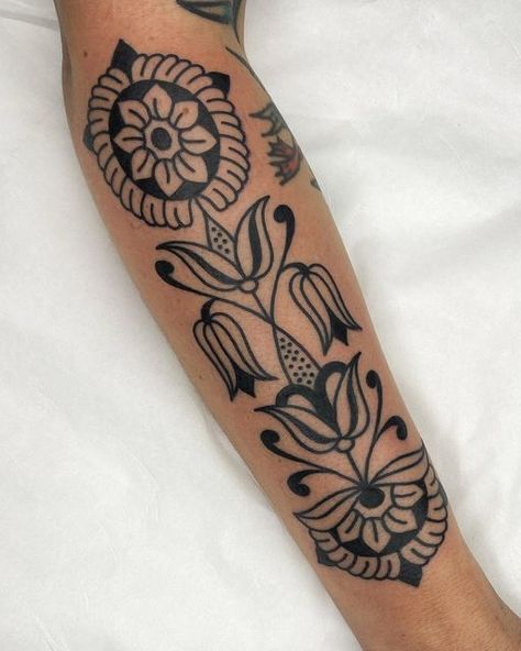 Anana on Instagram: "🌺🌸🌼 @eclipsetattoobarcelona #barcelonatattoo #traditionaltattoo #ornamentaltattoo #folktattoo #folkflowers #blacktattoo #blackwork" Traditional Folk Tattoo, Traditional Tattoo Artwork, Jagua Tattoo, Mexican Tattoo, American Traditional Tattoo Ideas, Traditional Tattoo Ideas, Tattoo Photography, Knee Tattoo, Leg Tattoo