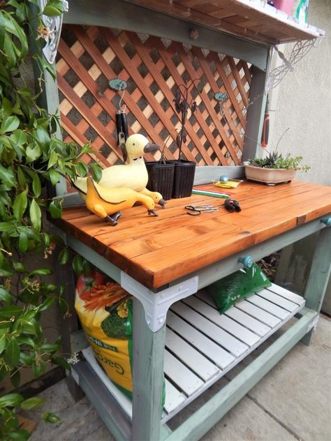 How to build a potting bench using Simpson Strong-Tie's Workbench Hardware Kit. #doityourself #diy #pottingbench #homeimprovement #outdoorliving #gardening Outdoor Potting Bench Ideas, Outdoor Workbench, Diy Potting Table, Potting Benches Diy, Potting Bench Ideas, Diy Potting Bench, Potting Bench Plans, Outdoor Potting Bench, Class Auction