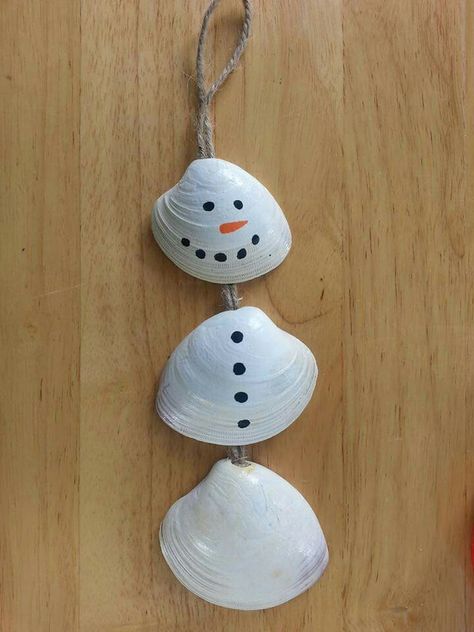 Clam shell snowman Clam Shell Ornaments, Painting Clam Shells, Clam Shell Crafts, Shell Snowman, Toddler Ornaments, Homemade Christmas Ornaments Diy, Seashell Christmas Ornaments, Seashell Christmas, Beach Themed Crafts