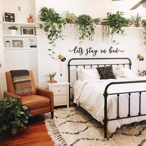 Bedroom With Plants, Små Rum Lidt Plads, Above Bed Decor, Sweet Home Alabama, Bed Linens, Retro Home Decor, Dream Decor, Bed Decor, Minimalist Bedroom