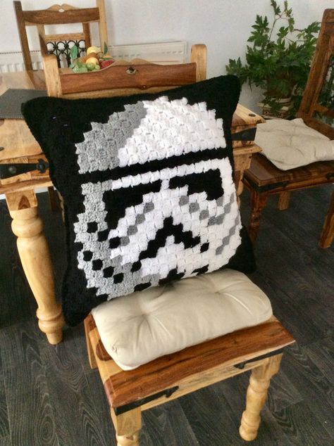 #crochetaddict #crochet #crocheting #handmadecrafts #handmadewithlove #starwars #stormtrooper #stormtroopers Star Wars Pillow Crochet, Crochet Starwars Pillow, Crochet Blanket Star Wars, Star Wars Crochet Bag, Star Wars Crochet Blanket, Crochet Starwars, Starwars Crochet, Crochet Star Wars, Game Crochet