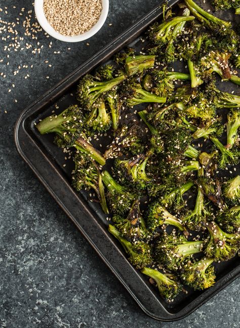 Recipe: Sesame-Ginger Roasted Broccoli — Recipes from The Kitchn Ginger Broccoli, Roasted Broccoli Recipe, Sesame Ginger, Stuffed Pepper Soup, Roasted Broccoli, Broccoli Recipes, Idee Pasto Sano, Veggie Sides, Veggie Dishes