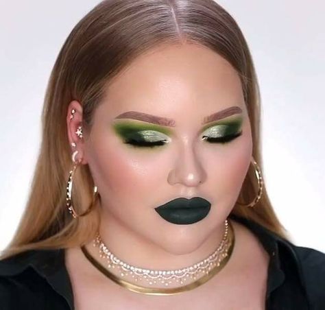 Green Fairy Makeup Looks, Green Lipstick Looks, Green Lipstick Makeup, Halloween Hosting, Shiny Eye Makeup, Make Up Green, Fairy Eye Makeup, Poison Ivy Makeup, Shrek Costume