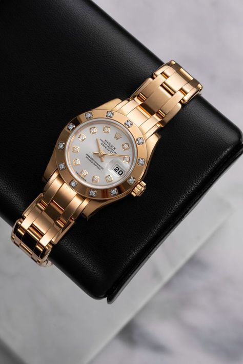 Let’s say hello March with this gold aesthetic watch! This amazing rolex is one of THE watches for women that will be a timeless, trendy watches choice. Rihanna, Jennifer Aniston, Lindsay Lohan and more love this model! #watches #rolex #gold #luxurywatches #expensiveswatches #jewelry #Style #My montre #rolex #women #womenwatches Happy Women Day, Rolex Pearlmaster, Aesthetic Watch, Happy Woman Day, Hello March, Rolex Watches Women, Women Day, Buy Rolex, Rolex Women