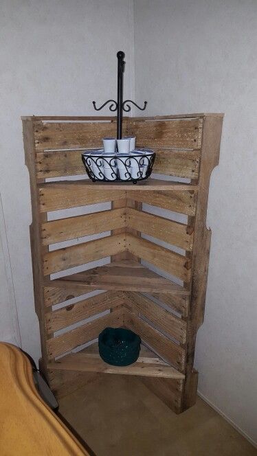 Pallet corner shelf, very cool Pallet Toilet Shelf, Diy Pallet Corner Shelf, Pallet Corner Shelf, Diy Corner Shelf Easy, Creative Shelving, Diy Corner Shelf, Repurposed Wood Projects, Pallet Closet, Pallet Home Decor