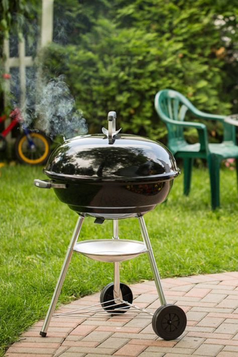 Backyard Bbq Area, Weber Kettle Grill, Best Outdoor Grills, Diy Grill Station, Grill Stations, Kettle Bbq, Gas Cookers, Weber Charcoal Grill, Weber Kettle