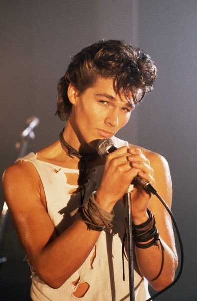 In the first version of the Take on Me video Morten Harket 80s, John Karna, A Ha 80s, Daring Charming, Morton Harket, 80s Mens Fashion, Outsiders Imagines, Kiyoko Shimizu, Aha Band