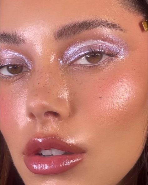 trendy makeup look , glowy makeup , hailey beiber makeup , iridescent eyeshadow , natural makeup Formal Makeup, Dope Makeup, Glam Look, Makeup Pictures, Prom Makeup, Makeup Eyeliner, 가을 패션, Glam Makeup, Pretty Makeup