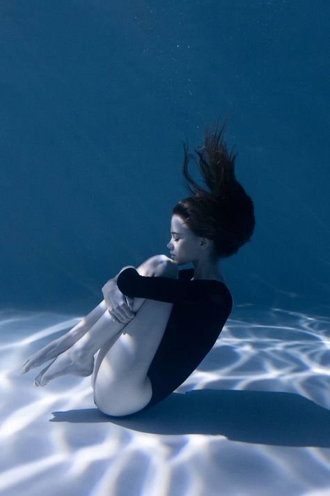 Wet Hair Photography, Underwater Hair, Girl Under Water, Men Dancing, Underwater Drawing, Underwater Model, Underwater Photoshoot, Mermaid Pose, Underwater Portrait