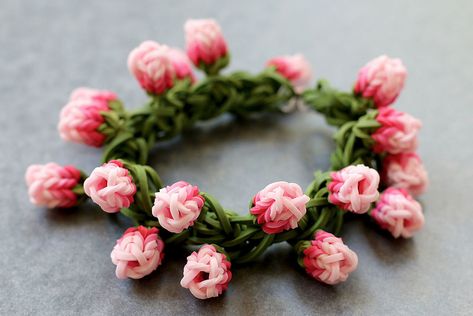 Rose-Bud-Bracelet | Flickr - Photo Sharing! The only beautiful loom bracelet I've ever seen! Monster Tail Loom, Loom Bands Designs, Crazy Loom, Loom Bands Tutorial, Loom Band Patterns, Fun Loom, Loom Love, Loom Band Bracelets, Rubber Band Crafts