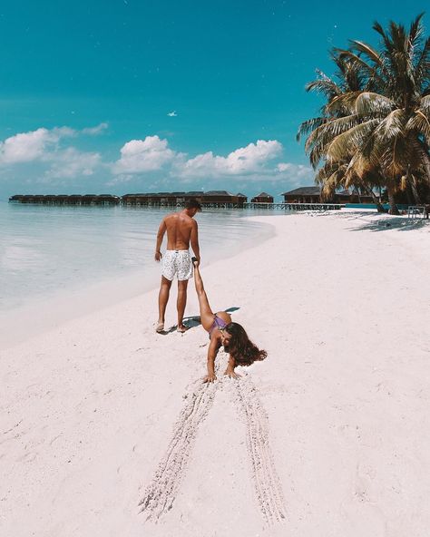 Couples Cruise Picture Ideas, Maldives Photography Ideas Couple, Couples Beach Vacation Photo Ideas, Vacation Poses Picture Ideas Couple, Couple Vacation Photo Poses, Vacation Poses For Couples, Vacation Picture Ideas Couple, Cruise Couple Pictures, Photos Couple Plage