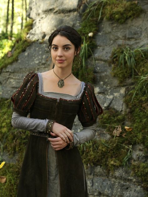 Adelaide Kane as Drizella, on Once Upon a Time. Note: this costume is not only recycled, but was bought from Universal Pictures. It was seen on Violet in the 5th season of Once Upon a Time, and is the actual costume worn by Kristen Stewart as Snow White in 2012's Snow White and the Huntsman. Era Victoria, Marie Stuart, Reign Fashion, Reign Dresses, Fair Outfits, Adelaide Kane, Medieval Dress, Medieval Clothing, Fantasy Dress