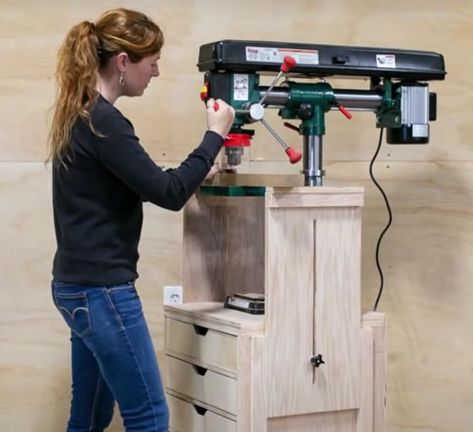 I’m pretty sure you could build a nice drill press stand for under $100 and with only a few tools. So, you decided that a Drill Press is the perfect tool for your workshop. But where will you put this heavy hunk of equipment? All you have is a corner in the garage with limited space. That’s why you need to build a DIY Drill Press stand. This article will show you how! So you want to build your own drill press stand? #drillpressstand Drill Press Stand Plans, Diy Drill Press, Homemade Drill Press, Drill Press Stand, Pocket Hole Joinery, Drill Press Table, Essential Woodworking Tools, Pocket Screws, Drill Presses