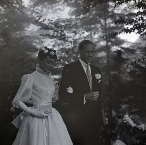 Rare Photographs of Audrey Hepburn and Mel Ferrer on Their Wedding Day in Bürgenstock, Switzerland on September 25,1954 ~ vintage everyday Audrey Hepburn Wedding, Vintage Summer Fashion, Audrey Hepburn Photos, Old Dress, Audrey Hepburn Style, Beautiful Beach Wedding, Zoe Kravitz, Pierre Balmain, Jaco